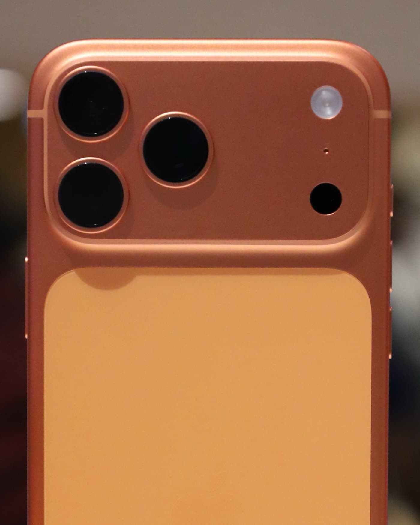 iPhone 17 Pro Max warna Cosmic Orange, tampak belakang